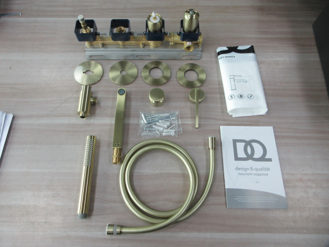 Смеситель для ванны настенный 4 отверстия DQ Bonn мат.золото (DA1704807) Смеситель для ванны настенный 4 отверстия DQ Bonn мат.золото (DA1704807)