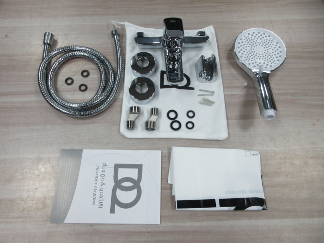 Смеситель для ванны с душем DQ Hamburg короткий излив хром (DA1743201)