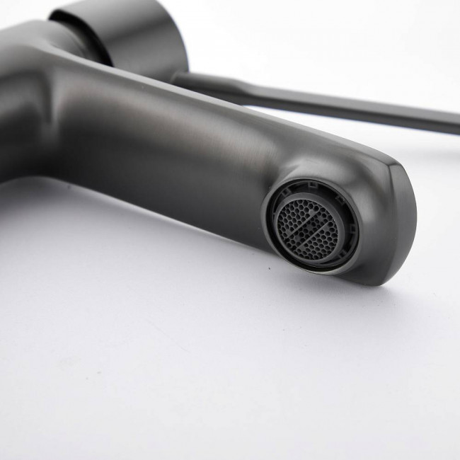 Смеситель для раковины BELZ оружейная сталь (B10019-3) Смеситель для раковины BELZ оружейная сталь (B10019-3)