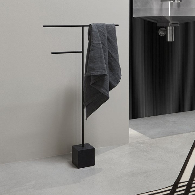 Antonio Lupi Bivio Полотенцедержатель напольный 80х45см., база из мрамора Nero Marquinia satinato, структура из латуни в отделке Nero goffrato