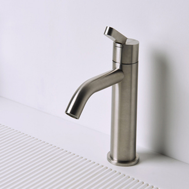 Agape Square Смеситель для раковины, однорычажный, на 1 отв., высота: 25см, цвет: полированная сталь Agape Square Смеситель для раковины, однорычажный, на 1 отв., высота: 25см, цвет: полированная сталь