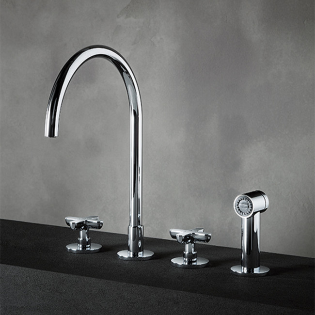 Fantini Icona Classic Смеситель для кухни, 4 отв, без донного клапана, излив 215мм, с ручн душем, цвет: хром Fantini Icona Classic Смеситель для кухни, 4 отв, без донного клапана, излив 215мм, с ручн душем, цвет: хром